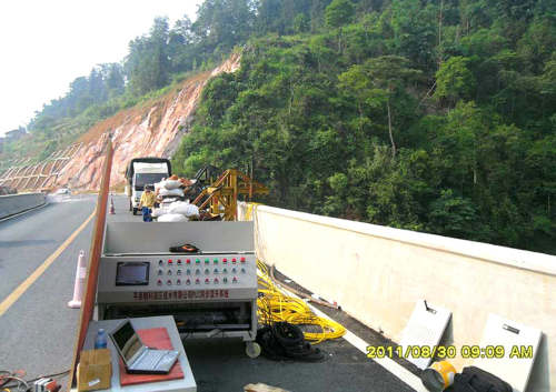 我公司同步頂升系統在公路橋施工中.JPG
